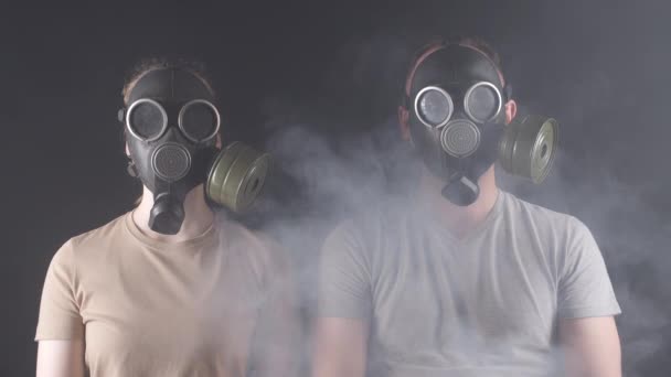 Vídeo de mulher e homem em máscaras de gás — Vídeo de Stock