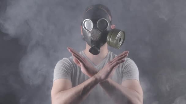 Gaz maskeli bir adamın dur işareti yaptığı video. — Stok video