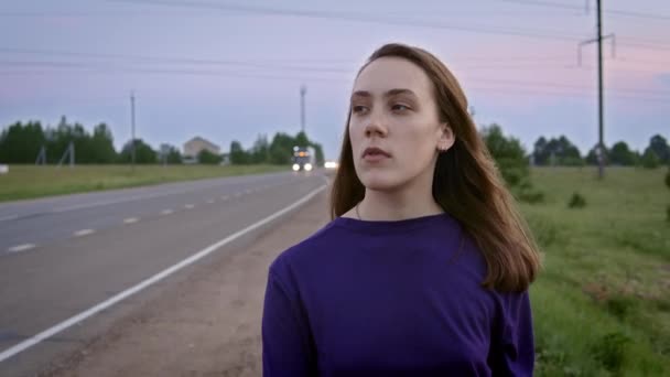 Vidéo de la femme marchant sur l'autoroute pendant le coucher du soleil — Video