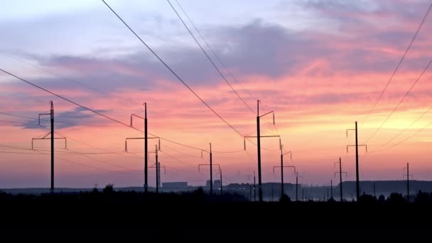 Зйомки лінії електропередач на фоні заходу сонця — стокове відео