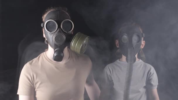 Tir de la femme et le garçon de cinq ans dans des masques à gaz — Video