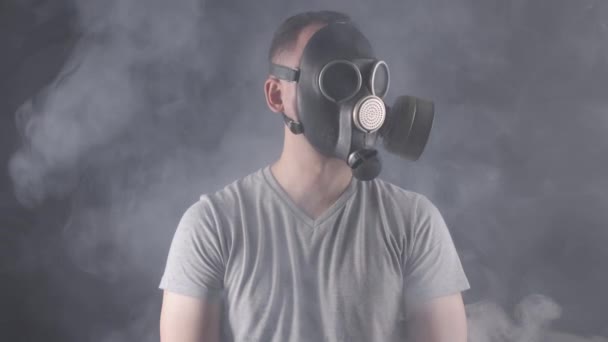 Gaz maskeli bir adamın vurulması — Stok video