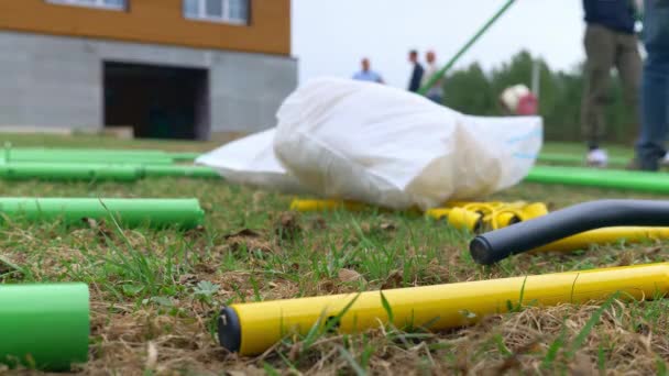 Beelden over de mens die metalen speelplaatsen samenstelt — Stockvideo