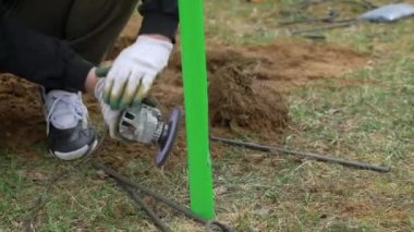 Çocuklar için çocuk parkı kuran adamla ilgili görüntüler.