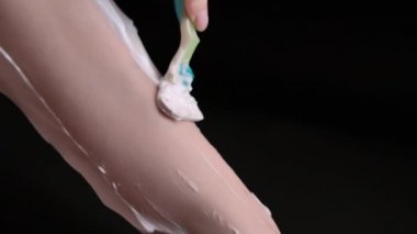 Tıraşla bacak tıraşı olan bir kızı vurmak.