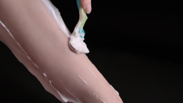 Schieten van meisje scheren benen door scheerapparaat — Stockvideo