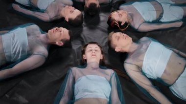 Kafaları dairenin ortasında yatan insanları vurmak.