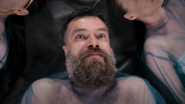 床に寝そべっている髭の男のビデオ — ストック動画