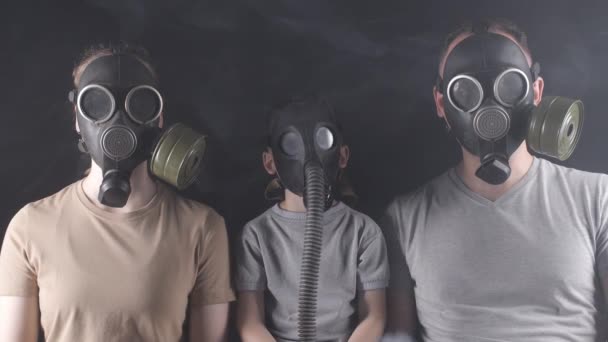 Optagelse af familie i gasmasker – Stock-video