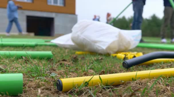 Video over de mens het samenstellen van metalen speeltuin voor kinderen — Stockvideo