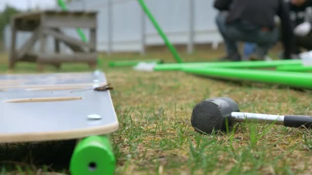 Man assemblage metalen speeltuin voor kinderen — Stockvideo