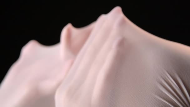 黑色白色紧身衣下的女性双手录像 — 图库视频影像