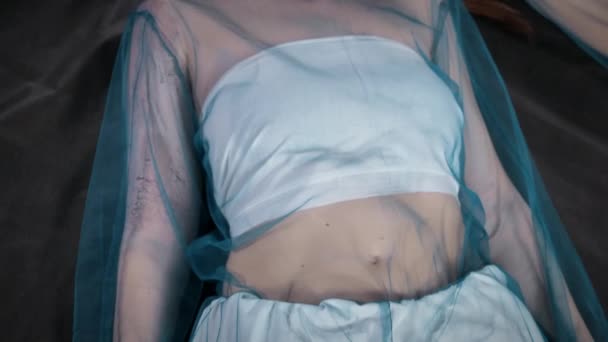 Filmagem do corpo feminino deitado — Vídeo de Stock