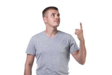 Parmağını kaldıran kıllı genç adamın fotoğrafı.