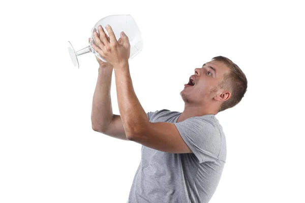 Foto eines jungen Mannes mit Borsten, der ein großes Glas für Alkohol hält — Stockfoto