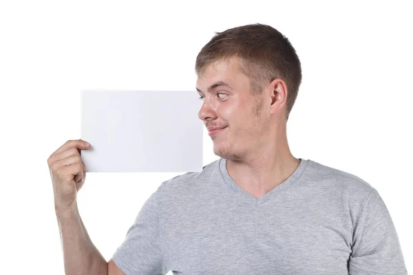 Фото щетинистого человека, смотрящего на пустой лист бумаги — стоковое фото