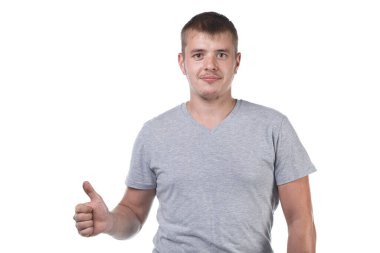 Başparmak gösteren kıllı genç bir adam resmi