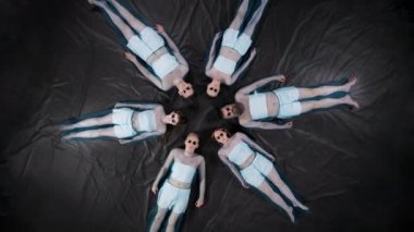 Gözleri bantlı yalancı erkek ve kadınların dönüşümlü videosu.