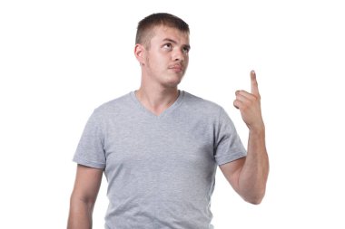 Tüylü genç bir adam işaret parmağını kaldırıyor.