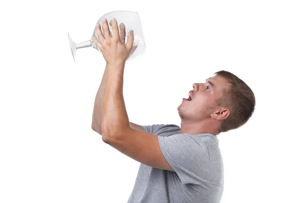 Imagen de un joven con una cerda sosteniendo un vaso grande para alcohol —  Fotos de Stock