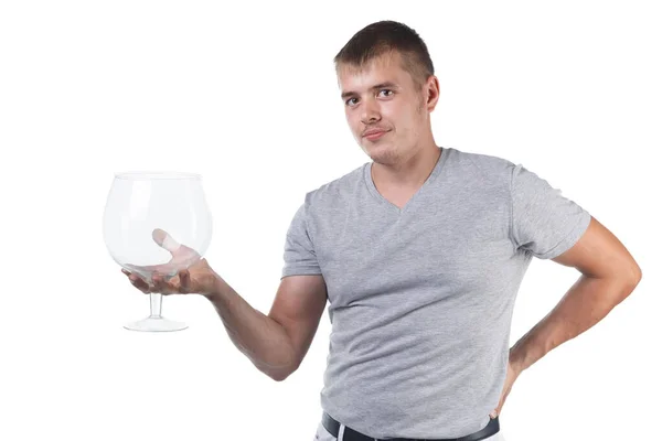 Joven con cerdas sosteniendo un vaso grande para alcohol —  Fotos de Stock