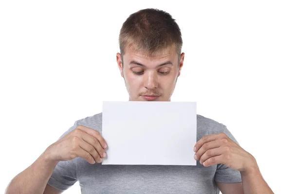 Photo d'un homme à poils tenant une feuille de papier blanc vide — Photo