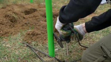 Çocuklar için çocuk parkı kuran bir adam hakkında çekim yapmak