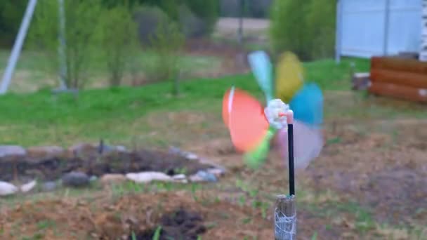 Optagelser af gamle brudte pladespiller på beskidt forår baghave – Stock-video