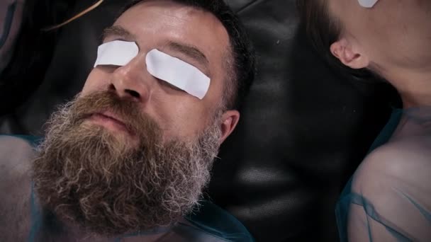 두 눈에 테이프를 부착하고 누워 있는 사람의 비디오 — 비디오