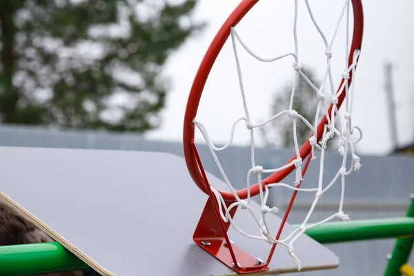 Bild der Basketball-Ring-Installation im bewölkten Tag im Sommer — Stockfoto
