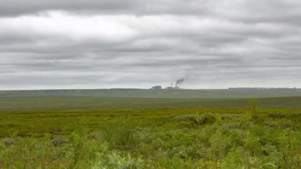 Período de tempo da fábrica poluente no norte em tundra — Vídeo de Stock