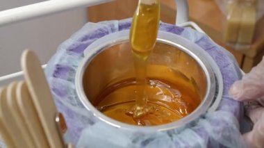 Erimiş altın mum ve tüy dökmek için ahşap çubuk.