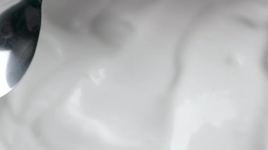 Beyaz kremalı kaşık ile kayan arkaplan videosu