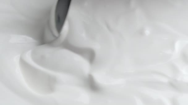 Gros plan prise de vue du bol avec crème et cuillère trempée — Video