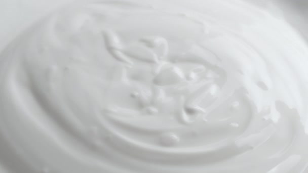 用搅拌过的奶油做成的碗片 — 图库视频影像