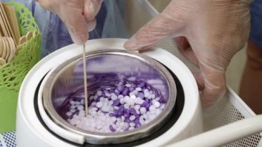 Eritme için mum ve ahşap çubuk ateşleme