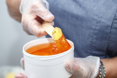 Tahta çubukta eritilmiş balmumu görüntüsü