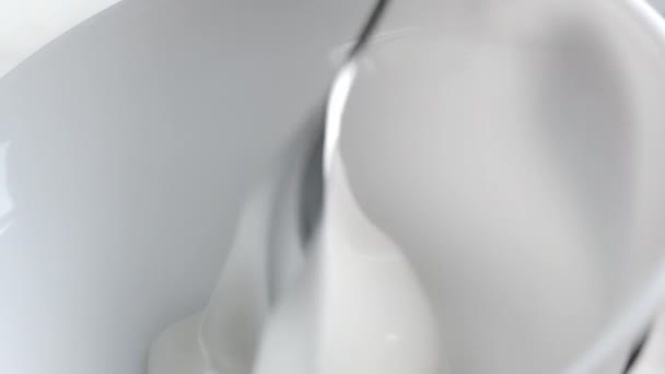 Κοντινό πλάνο βίντεο της κρέμας γάλακτος σε μπολ — Αρχείο Βίντεο