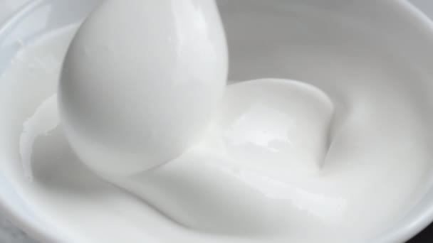 Vidéo de bol avec crème remuée et cuillère — Video