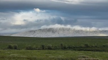 Kutup manzarası - Tundra 'daki Ural Dağları güneşli ve bulutlu bir günde