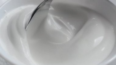 Karışık krema ve kaşıkla kâse atışı