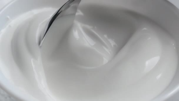 用搅拌过的奶油和勺子射击碗 — 图库视频影像