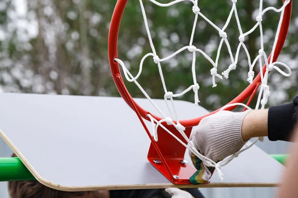 Foto da instalação do anel de basquete em dia nublado no verão — Fotografia de Stock