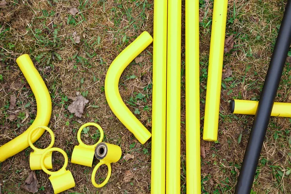 ภาพรายละเอียดโลหะสีเหลืองของสนามเด็กเล่นบนพื้นดิน ภาพถ่ายสต็อกที่ปลอดค่าลิขสิทธิ์