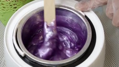 Balmumu eritme ve tüy dökmek için ahşap çubuk