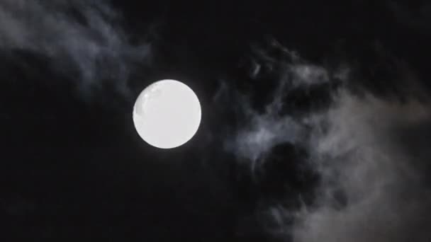 Timelapse fof volle maan met wolken op zwarte hemel — Stockvideo