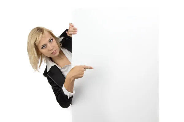 Geschäftsfrau blickt von weißer Plakatwand — Stockfoto