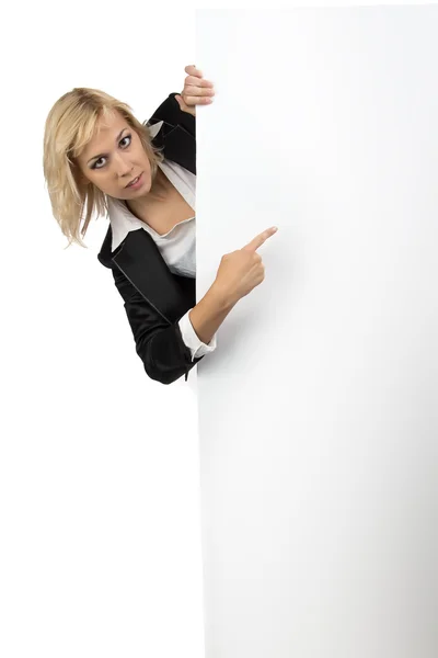 Geschäftsfrau blickt aus weißer Plakatwand — Stockfoto