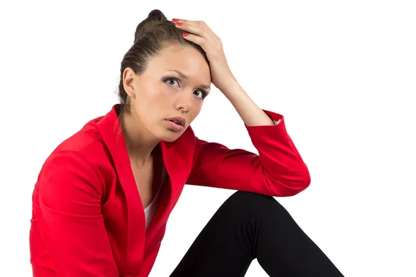 Denkende Geschäftsfrau blickt in die Kamera — Stockfoto