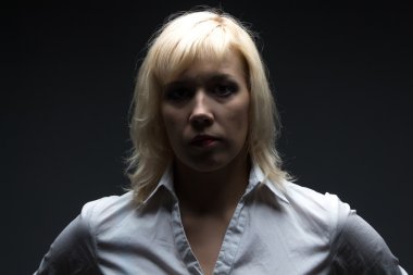 Kameraya bakarak iş kadını